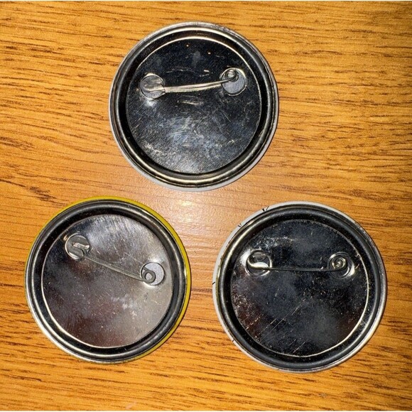 Vtg Lot of 3 Metal Pinback Buttons 1970s Mid-Century 2" Spider Alien Humor Retro - Picture 3 of 5